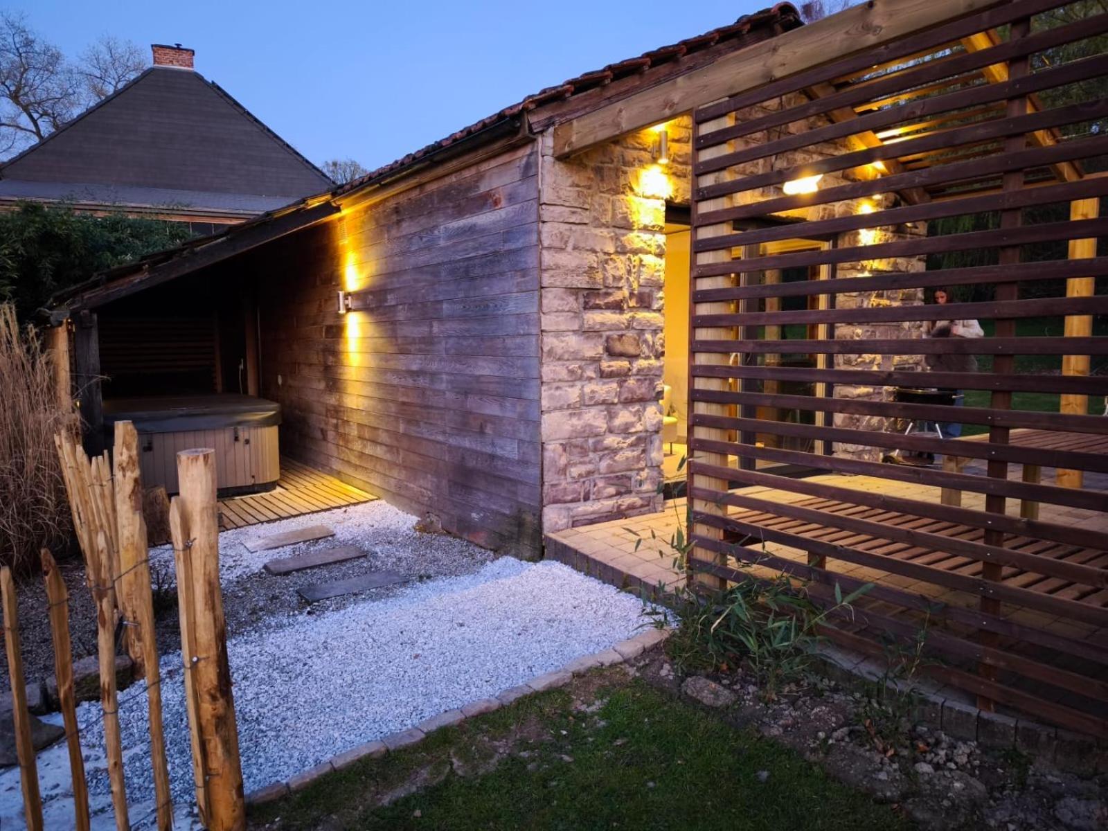 Out & Lodge Les Spirous Les Geronsarts Exterior photo